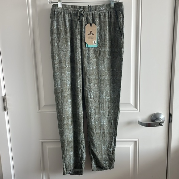 NWT PrAna Women’s Hele Mai Pant Cargo Green Akoa Casual Pants - Size Medium - Picture 1 of 11